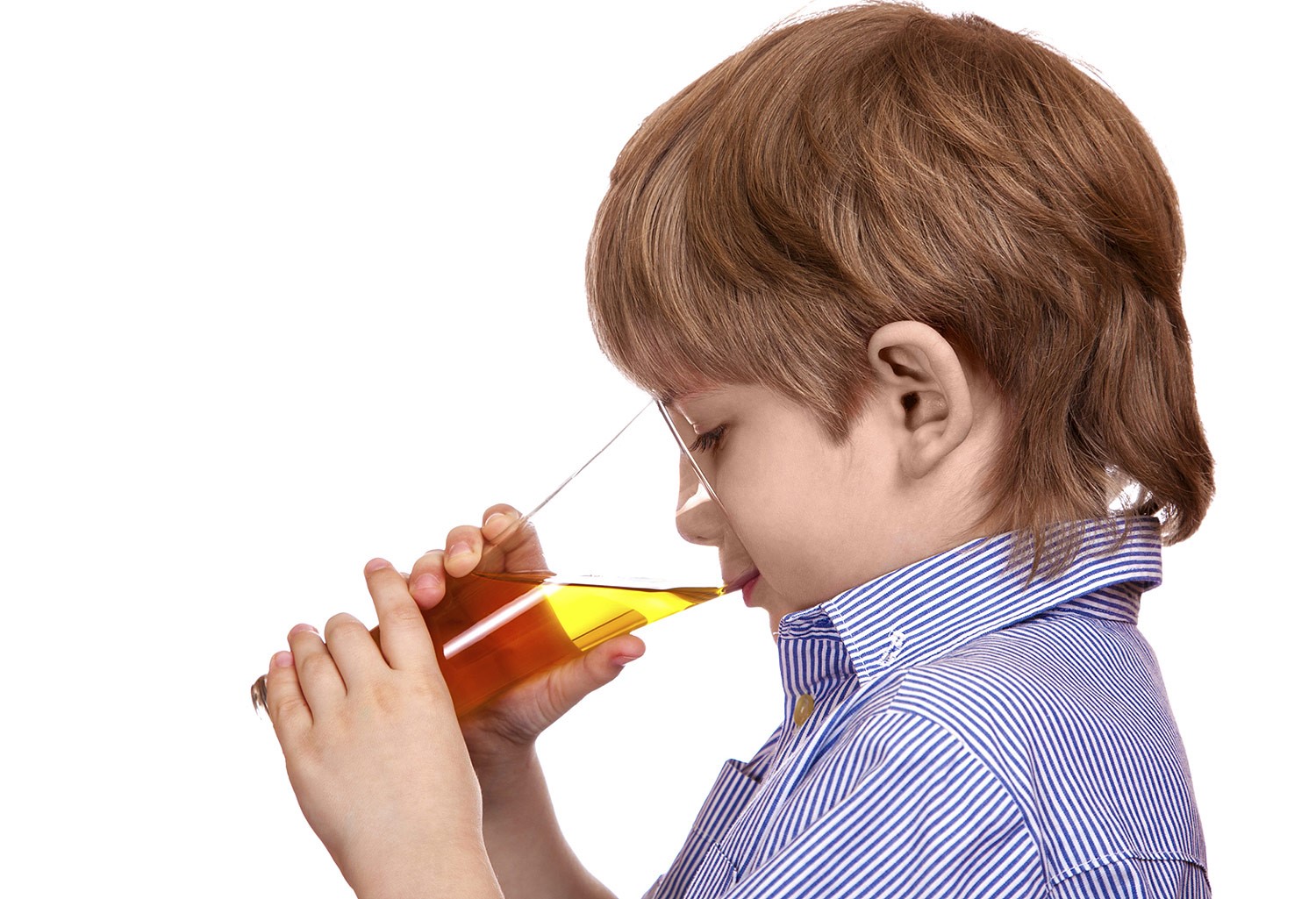 Пьет сок написать. Мальчик пьет сок. Ребенок пьет сок. Мальчик пьет сок на белом фоне. Пить сок.